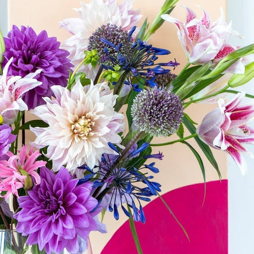 Dahlia op vaas met wat takken lelies en allium en Agapanthus.  Hoe zomers kan een boeket worden?