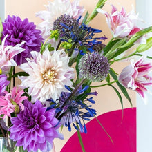 Charger l'image dans la galerie, Dahlia op vaas met wat takken lelies en allium en Agapanthus.  Hoe zomers kan een boeket worden?
